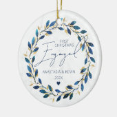 Blauwe krans eerste Kerstmis verloofd Keramisch Ornament (Links)