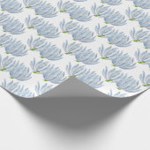 Blauwe krijtsticks op een wikkelpapierrol cadeaupapier (Hoek)