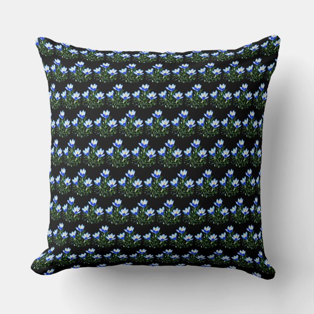 Blauwe Krokus Bloem Zwarte Tegel Worp Kussen (Voorkant)