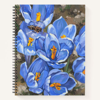 Blauwe krokussen en een bij notitieboek