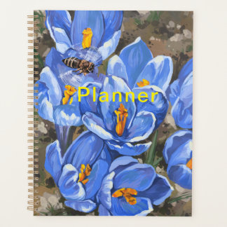 Blauwe krokussen en een bij planner