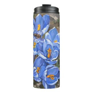 Blauwe krokussen en een bij thermosbeker