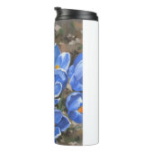 Blauwe krokussen en een bij thermosbeker (Geroteerd rechts)