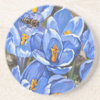 Blauwe krokussen en een bij zandsteen onderzetter