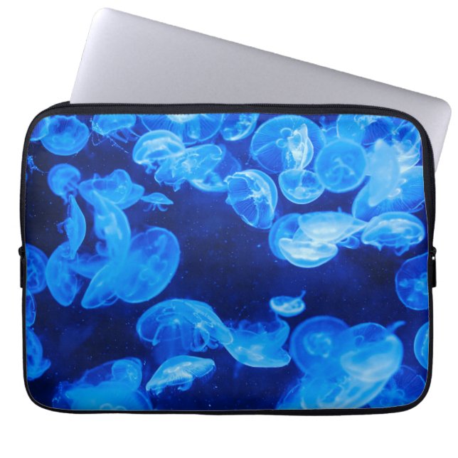 Blauwe kwal onder water laptop sleeve (Voorkant)