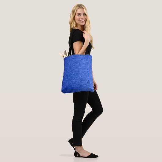 Blauwe lederhuid textuur tote bag (Op model)