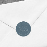 Blauwe leisteen bruiloft retour adres modern ronde sticker<br><div class="desc">Deze bruiloft retour adres sticker bevat de namen van het bruiloft paar en adres in het wit tegen een blauw leisteen kleur. Bekijk hier de overeenkomende trouwitems https://www.zazzle.com/collections/sage_layered_geometric_blue_slate_wedding-119021046856867346 Personaliseer het door de tekst van de plaatsaanduiding te vervangen. Voor meer opties zoals om het lettertype te wijzigen, het is grootte en...</div>