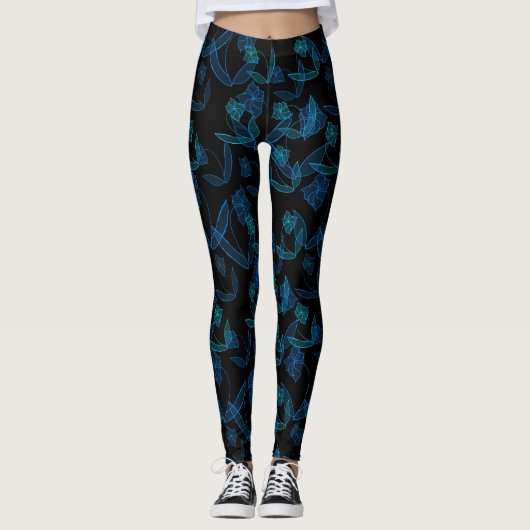 Blauwe lelies op zwarte leggings (Voorkant)