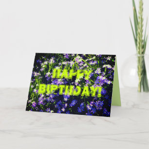 Blauwe lente bloemen op groene gelukkige verjaarda kaart