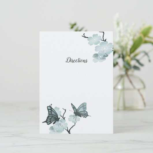 Blauwe lente bloesems met vlinders informatiekaartje (Staand voorkant)