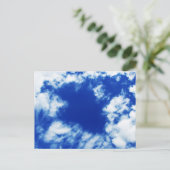 Blauwe lentehemel bezaaid met vele bizarre wolken briefkaart (Staand voorkant)