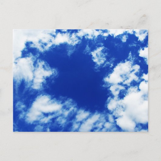 Blauwe lentehemel bezaaid met vele bizarre wolken briefkaart (Voorkant)