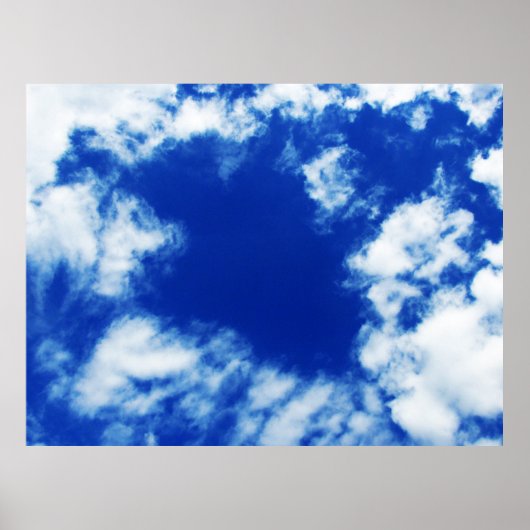 Blauwe lentehemel bezaaid met vele bizarre wolken poster (Voorkant)