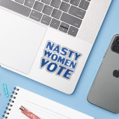 Blauwe letters: "Nasty Women Vote" Sticker (Laptop met iPhone)