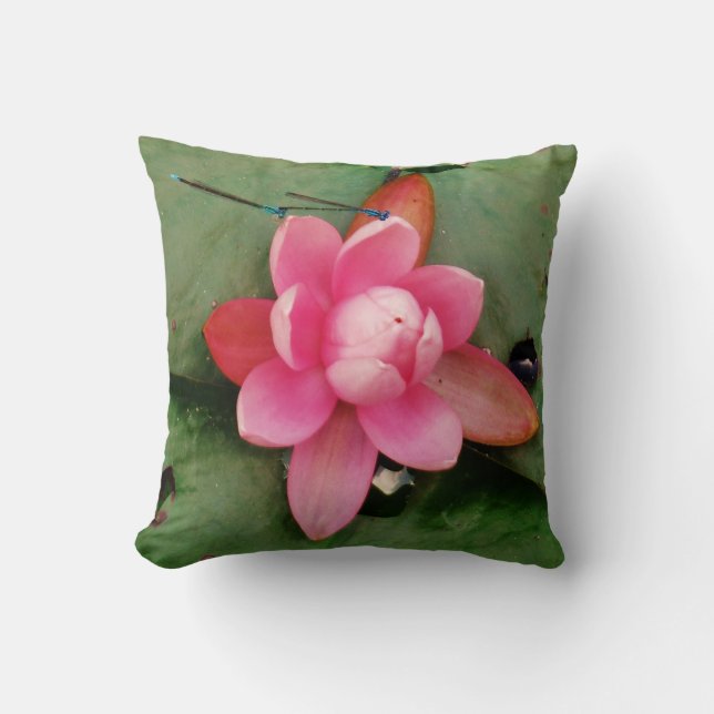 Blauwe Libellen op een roze lotus Kussen (Voorkant)