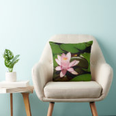 Blauwe libellen op een roze lotus kussen (Stoel)