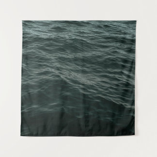 BLAUWE LICHAAM VAN HET WATER TIJDENS DE DAG WANDKLEED