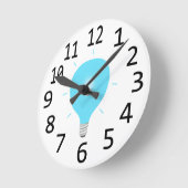 Blauwe lichte wandklokken, grote zwarte getallen ronde klok (Hoek)