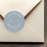 Blauwe lijn kunst Botanische krans bruiloft monogr Ronde Sticker<br><div class="desc">Op maat ontworpen bruiloft monogram stickers met elegante hand getekende stijl wit beige botanische krans met initialen van het paar en trouwdatum op stoffige blauwe achtergrond. Perfect voor bruiloft,  bewaar de data,  enveloppen,  bruiloft gunst verpakkingen en meer.</div>