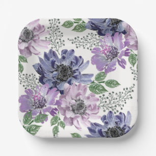 Blauwe, lila bloemen op een witte achtergrond. papieren bordje