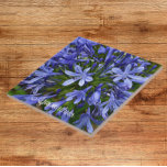 Blauwe Lily van de Nile Agapanthus Floral Tegeltje<br><div class="desc">Keramische tegel met een foto-afbeelding van de klokvormige blauwe bloemen van de Lily-van-de-Nijl,  ook wel Agapanthus genoemd. Een mooi,  bloemetjesontwerp! Selecteer de grootte van uw tegel. Maakt een  keukentochtje!</div>