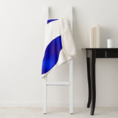 Blauwe lintdeken met een witte achtergrond. sherpa deken (In situ)