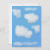 Blauwe lucht en pluizige wolken Verjaardag Kaart (Achterkant)