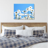 Blauwe lucht en witte madeliefjes canvas afdruk (Insitu (Slaapkamer))