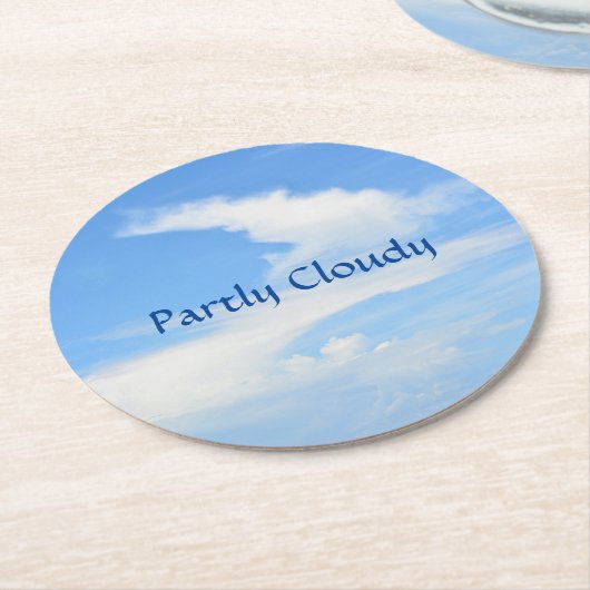 Blauwe lucht en witte wolk met een twist  ronde kartonnen onderzetter (Gebogen)