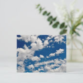 Blauwe lucht en witte wolken achtergrond briefkaart (Staand voorkant)