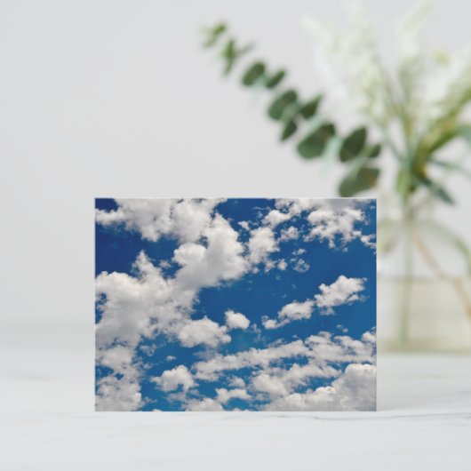 Blauwe lucht en witte wolken achtergrond briefkaart (Staand voorkant)