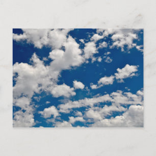 Blauwe lucht en witte wolken achtergrond briefkaart