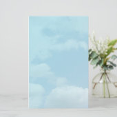 blauwe lucht en witte wolken briefpapier (Staand voorkant)