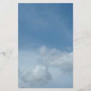 Blauwe lucht en witte wolken. briefpapier