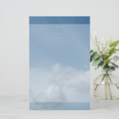 Blauwe lucht en witte wolken. briefpapier (Staand voorkant)