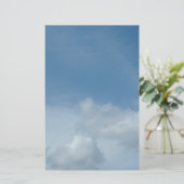 blauwe lucht en witte wolken briefpapier (Staand voorkant)