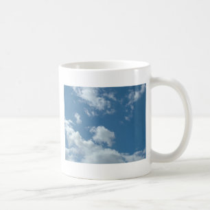 blauwe lucht en witte wolken koffiemok