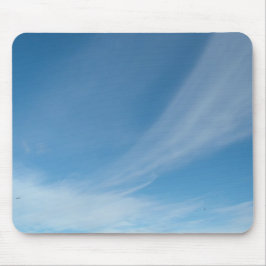 Blauwe lucht en witte wolken muismat