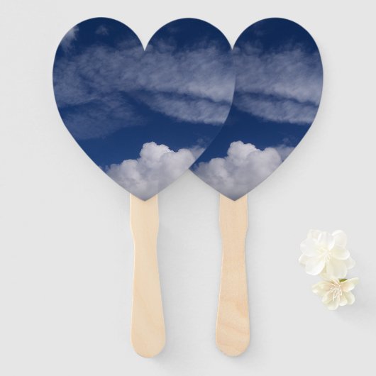 blauwe lucht en witte wolken op een ventilator handwaaier (Voorkant en achterkant)