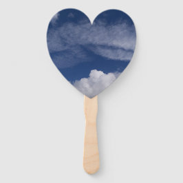 blauwe lucht en witte wolken op een ventilator handwaaier