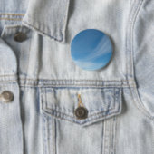 Blauwe lucht en witte wolken ronde button 5,7 cm (In situ)