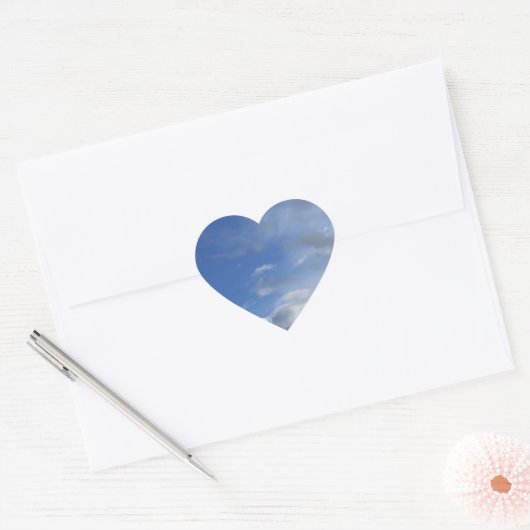 Blauwe lucht en wolken hart sticker (Envelop)