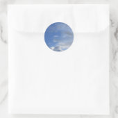 Blauwe lucht en wolken ronde sticker (Tas)