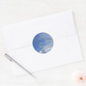 Blauwe lucht en wolken ronde sticker (Envelop)