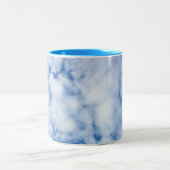 blauwe lucht en wolken tweekleurige koffiemok (Center)