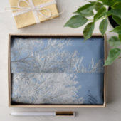 Blauwe lucht met bevroren bomen kerstweefsel tissuepapier (Geschenk)