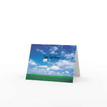 Blauwe lucht met pluizige wolken en groene gras ka