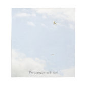 Blauwe lucht met vogels gepersonaliseerd notitieblok (Voorkant)