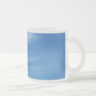 Blauwe lucht met witte wolken Abstracte natuurfoto Matglas Koffiemok