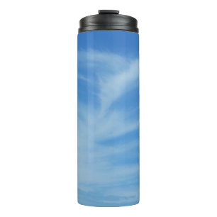 Blauwe lucht met witte wolken Abstracte natuurfoto Thermosbeker